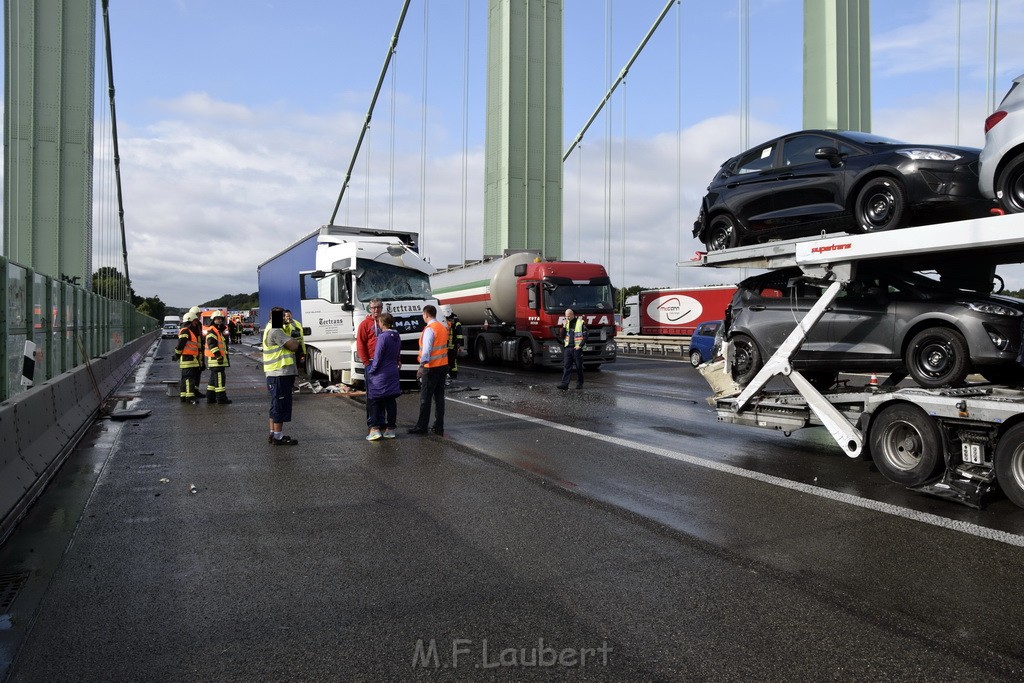 Schwerer LKW VU PKlemm A 4 Rich Olpe auf der Rodenkirchener Bruecke P023.JPG - Miklos Laubert